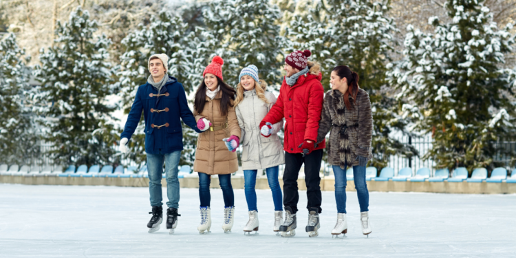 Rodzina korzystająca z lodowiska w Błoniach