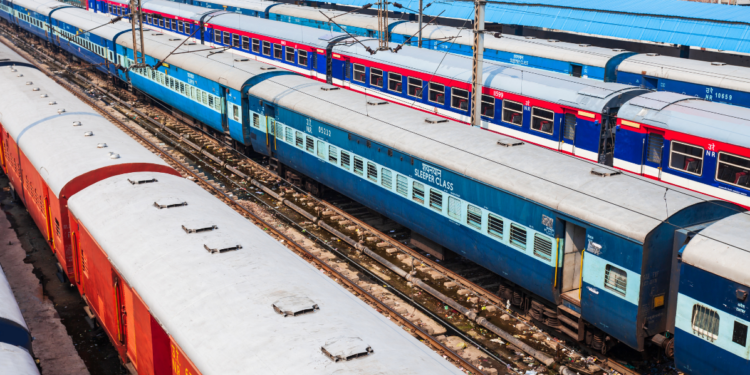 Pociągi stojące na zwrotnicy przy dworcu kolejowym w Błoniach